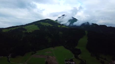 Vista-Aérea-De-Los-Picos-De-Las-Montañas-Y-Un-Cloudscape-Tormentoso,-Oberndorf,-Austria