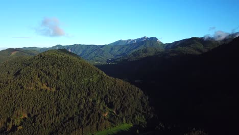 Vista-Aérea-Sobre-Las-Cordilleras-Cerca-De-Paternion,-Austria,-En-Un-Día-Soleado