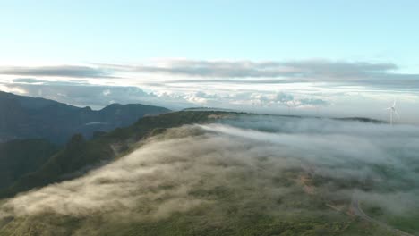 Goldenes-Glühen-Beleuchtet-Wolken,-Die-über-Berge-In-Madeira-Rollen,-Aus-Der-Luft