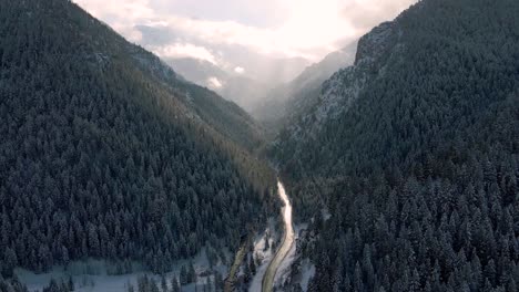 Malerischer-Blick-Auf-Die-Winterzeit-Im-American-Fork-Canyon-Valley-In-Utah,-Luftbild