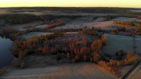 Schöne-Luftaufnahme-Von-Den-Schwedischen-Spätherbstfeldern-Mit-Buntem-Himmel-Im-Hintergrund