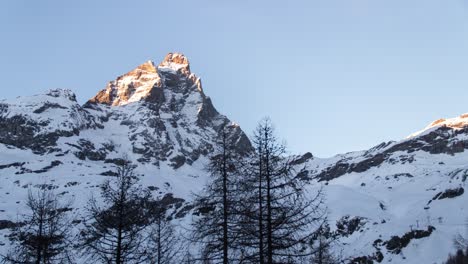 Tag-Nacht-Zeitraffer-Des-Matterhorns-Von-Cervinia,-Italien,-In-Einer-Klaren-Winternacht-Mit-Sternen