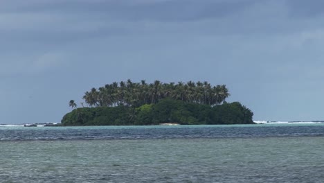 Pequeña-Isla-Con-Palmeras-Cerca-De-La-Isla-De-Raiatea,-Polinesia-Francesa