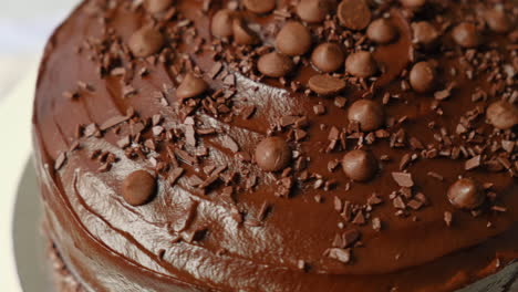 Makroaufnahme-Von-Süßem-Choco-Fudge-Kuchen-Mit-Schokoladenstückchen-Und-Bits
