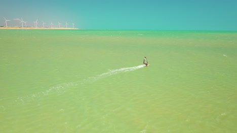 Una-Toma-Aérea-De-Un-Kitesurf-Surfeando-En-El-Norte-De-Brasil