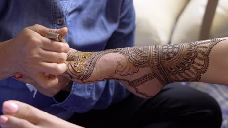 Mehendi-Zeremonie,-Die-Indien-Hochzeit-Hautnah-An-Den-Beinen-Macht
