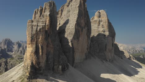 Episches-Drohnenvideo-Von-Granitwänden-In-Italienischen-Dolomiten