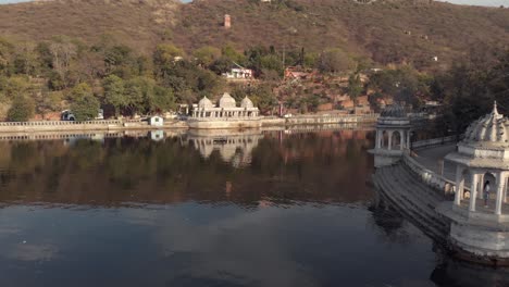4k-aerial-footage-of-the-shore-of-the-city-of-Udaipur,-India