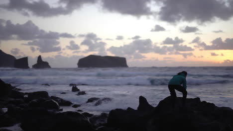 Tapferes-Mädchen,-Das-Sich-Auf-Der-Azoreninsel-Sao-Miguel-Portugal-Erhebt