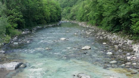 Maravilloso-Río-Serio-Con-Sus-Cristalinas-Aguas-Verdes,-Bergamo,-Valle-Seriana,-Italia