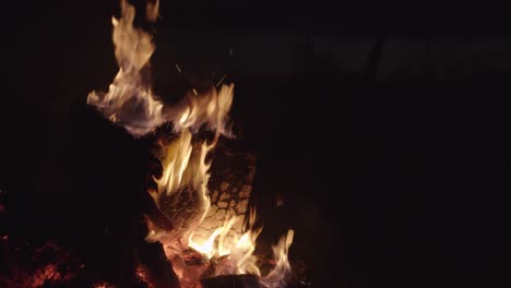 Große-Flammen-Brennendes-Stück-Holz-Nacht-4k