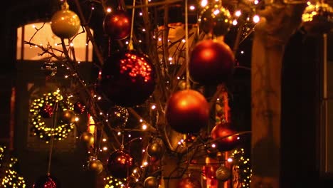 Mitte-Nahaufnahme-Der-Weihnachtsdekoration,-Die-Im-Dezember-Draußen-Im-Wind-Weht,-Und-Das-Irische-Haus-In-Dublin-Unscharf