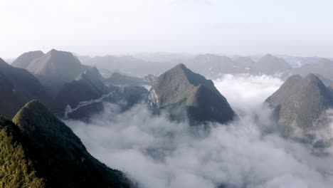 Erstaunliche-Bewölkte-Karstberglandschaft,-Getu-tal-In-China,-Luftbild