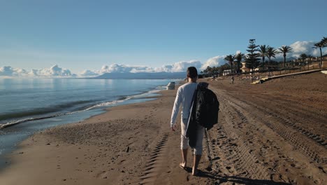 Hombre-Caminando-En-La-Playa,-Perspectiva-Trasera