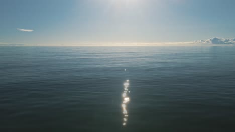 Empty-ocean-waves,-seamless-loop