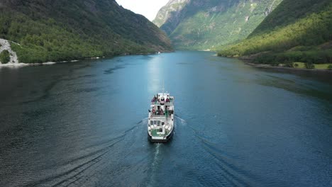 Eine-Fähre,-Die-Eine-Fahrt-In-Nareyfjord-Unternimmt