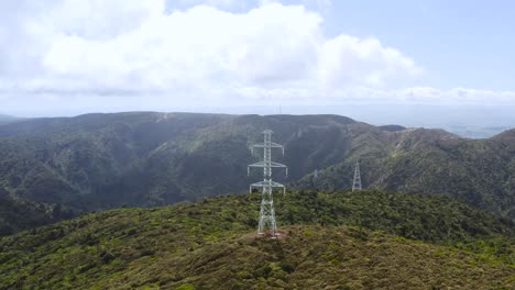 Antenne-Des-Stromturms,-Um-Strom-Durch-Kabel-In-Den-Bergen-Zu-Transportieren