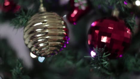 Adornos-Navideños-Y-Luces-En-Un-árbol-De-Navidad