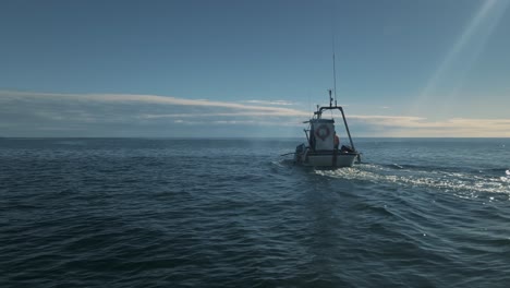 Pequeño-Barco-De-Pesca-Moviéndose-A-Través-Del-Mar