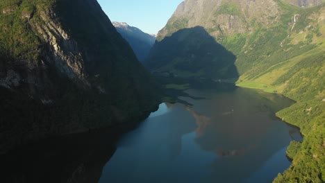 Eine-Drohnenaufnahme-Der-Norwegischen-Fjorde