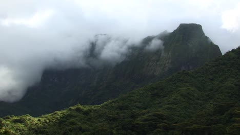 Monte-Tapioi-Cubierto-De-Nubes,-Raiatea,-Islas-De-La-Sociedad,-Polinesia-Francesa