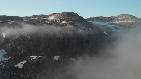 Revelando-Las-Montañas-De-Las-Nubes-En-Noruega