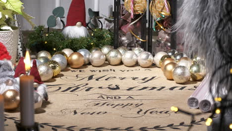 Feliz-Navidad-Y-Próspero-Año-Nuevo-Saludos-Festivos,-Decoraciones-En-El-Hogar-Doméstico,-Tiro-De-Muñeca-Deslizante