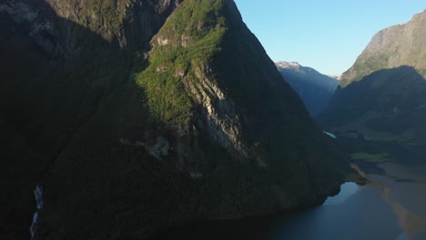 Altas-Montañas-Que-Emergen-De-Los-Fiordos