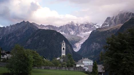 Ein-Bewölkter-Sonnenuntergang-Im-Zeitraffer-Des-Alpendorfes-Soglio-Im-Engadin,-Schweiz-Nahe-Der-Grenze-Zu-Italien-Mit-Blick-Auf-Berggipfel