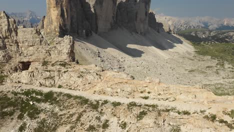 Eine-Luftaufnahme-Der-Massiven-Granitwände-Der-Dolomiten
