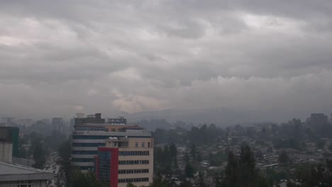 Durante-El-Verano,-Addis-Abeba-Está-Cubierto-De-Lluvia,-Más-De-3-Veces-Al-Día-Por-Lo-General-Llueve