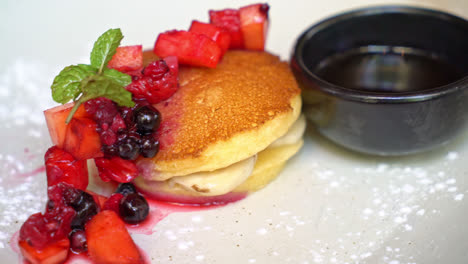 pancake-with-fresh-strawberry-and-maple