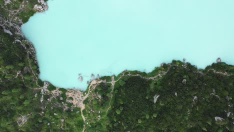 Ein-Blick-Aus-Der-Vogelperspektive-Auf-Den-Türkisfarbenen-See-In-Den-Italienischen-Dolomiten