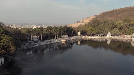4k-aerial-footage-pan-of-the-lakeside-city-of-Udaipur,-India