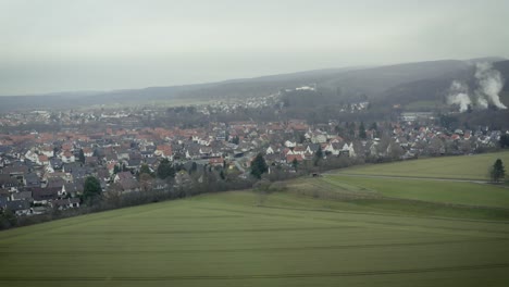 Drohnenluftaufnahme-Des-Traditionellen-Deutschen-Dorfes-Herzberg-Am-Harz-Im-Berühmten-Nationalpark-In-Mitteldeutschland-An-Einem-Bewölkten-Tag-Im-Winter.