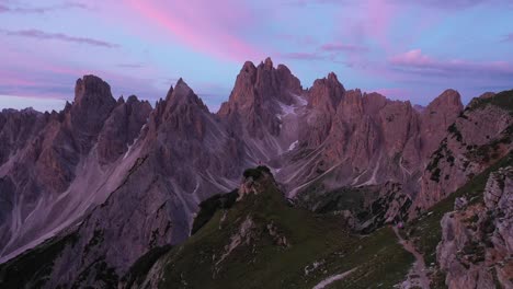 Epischer-Sonnenaufgangsaussichtspunkt-In-Den-Italienischen-Dolomiten