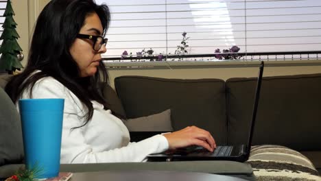 Mujer-Adulta-Trabajando-Remotamente-Desde-Casa-En-Una-Cómoda-Sala-De-Estar-Usando-Una-Computadora-Portátil
