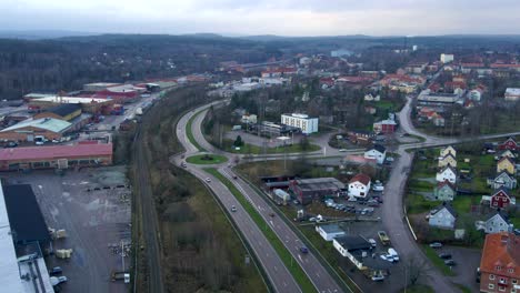 Autobahn-Und-Kreisverkehr-Im-Industriegebiet,-Fagersta,-Schweden,-Antenne