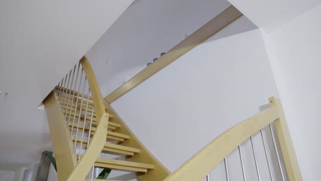 Bewegungsgesteuerte-Aufnahme-Eines-Homestaging-Wohnzimmers-Mit-Treppe