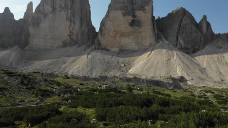 Una-Vista-Panorámica-De-La-Montaña-Tre-Cime-En-Italia