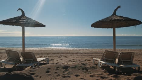 Sonnige-Strandschleife-Mit-Sonnenschirm-Und-Liegen