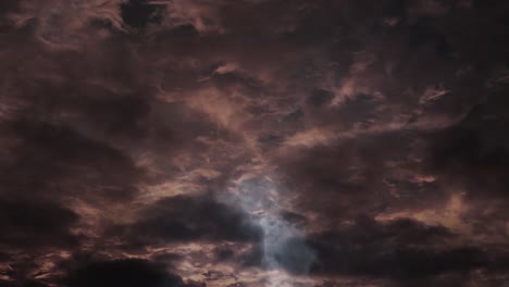 Nubes-Oscuras-Con-Tormentas-Ardientes
