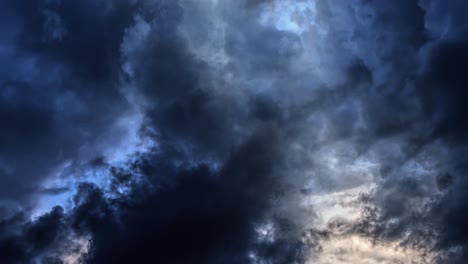 Dunkelblaue-Wolken-Mit-Blitzeinschlägen-Und-Gewittern-In-Ihnen