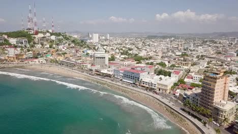 Drone-Aéreo-Disparado-Sobre-La-Costa-De-La-Ciudad-De-Mazatlán,-Sinaloa,-México-Con-Vista-Al-Mar
