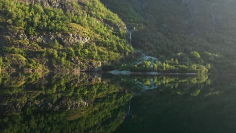 Schöne-Reflexionsaufnahme-Eines-Wasserfalls-In-Norwegen