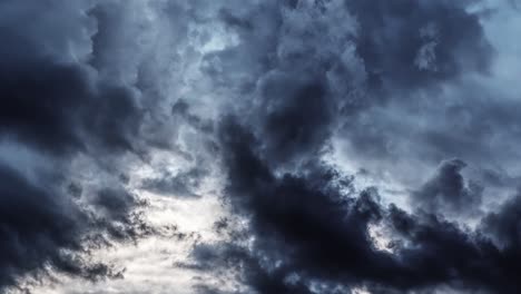 Kumuluswolken-Waren-Dicht-Und-Bewegten-Sich-Mit-Gewittern-Darin