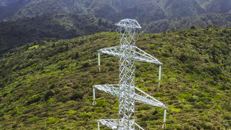 Neu-Gebauter-Strommast-In-Abgelegener-Berggegend-Von-Neuseeland