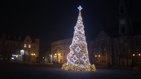 Gran-árbol-De-Navidad-Lleno-De-Adornos-Y-Luces-En-El-Centro-De-La-Ciudad-Por-La-Noche
