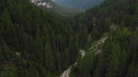 Ein-Bergtal-In-Den-Italienischen-Dolomiten