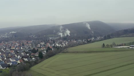 Vista-Aérea-De-Drones-Del-Tradicional-Pueblo-Alemán-Herzberg-Am-Harz-En-El-Famoso-Parque-Nacional-En-Alemania-Central-En-Un-Día-Nublado-En-Invierno.